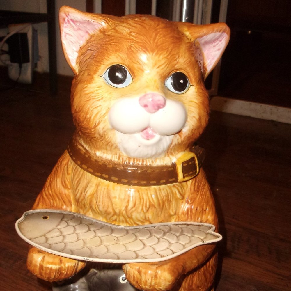 CKAO ceramic cookie jar cat holding fish platter